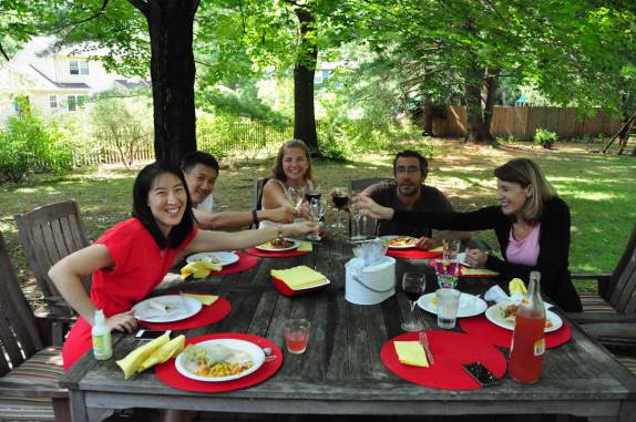 Almoção de domingo com amigos da Anita no quintal da casa em Princeton Junction, New Jersey - EUA